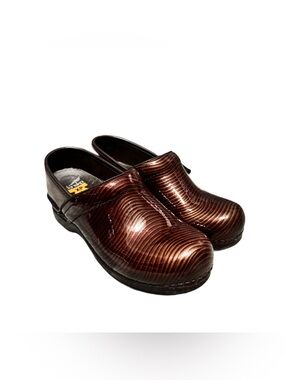 Dansko XP Professional Clogs Women's 38 Wavy Brown Patent Leather Comfort Shoe